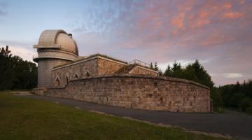 Hazánk legnagyobb távcsövét rejtő kupola. A Ritchey–Chrétien–Coudé optikai rendszere után egyszerûen csak RCC-távcsőnek nevezett mûszert 1975-ben vették birtokba a csillagászok. A teleszkóp kupoláját és kiszolgáló épületét Csontos Csaba Ybl- díjas építész (thumb)